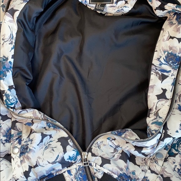 Forever 21 Floral Bomber Jacket SALE - Picture 7 of 7
